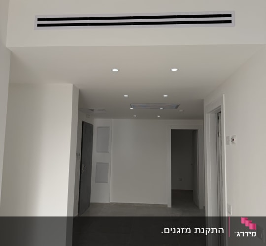חדר עם מערכת מיזוג אוויר מותקנת בתקרה